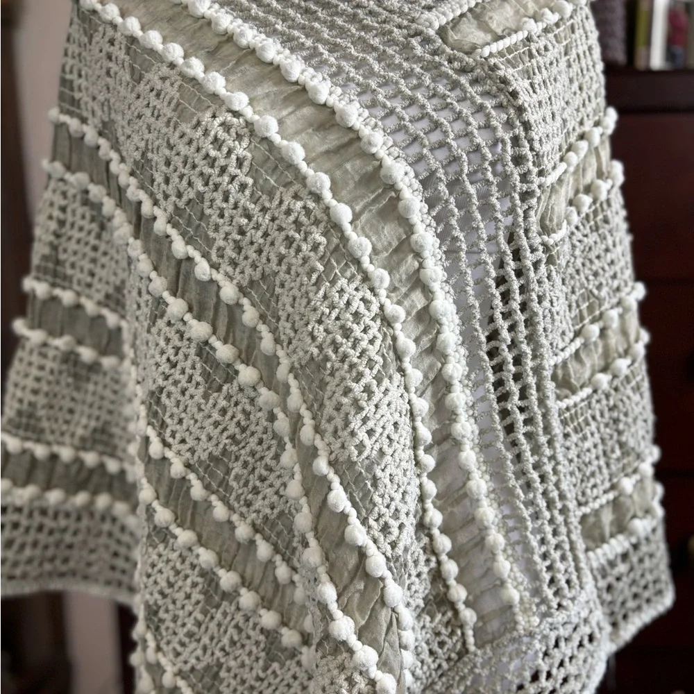Fadivo New York Crochet shawl/Poncho light green size Medium